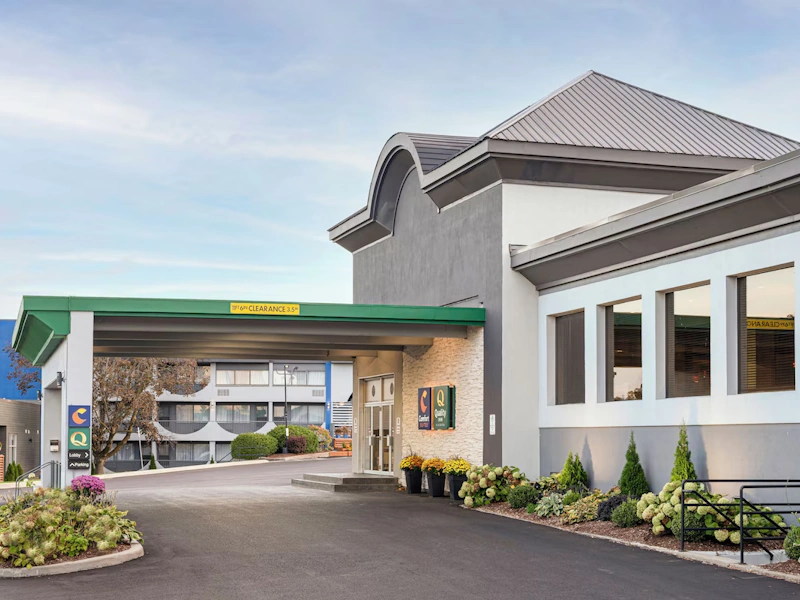 Quality Inn Conference Centre Kingston Central voorkant.webp