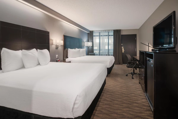 Coast Nisku Inn en Conference Centre kamer.webp