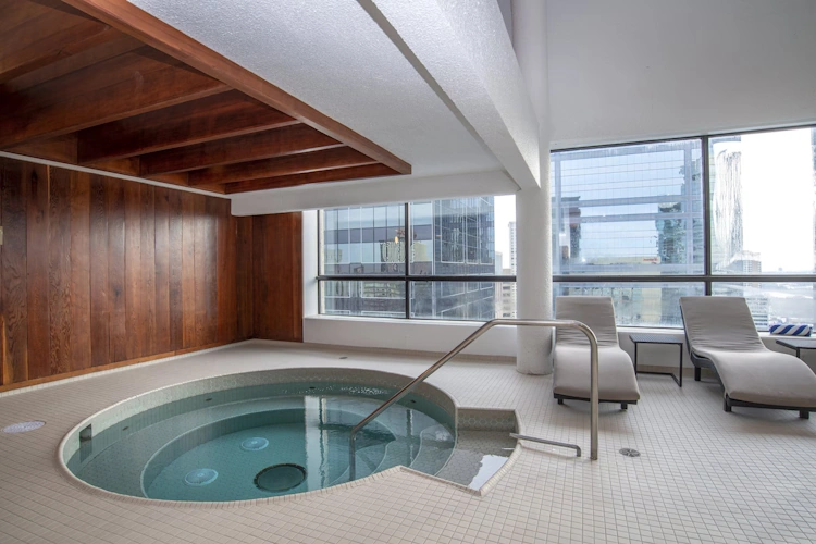 Sandman Signature Edmonton Downtown Hotel jacuzzi.webp