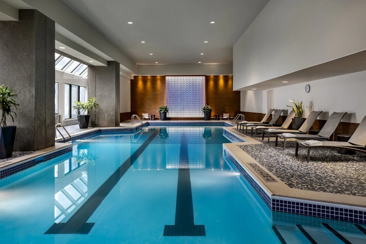 Le Centre Sheraton Montreal Hotel zwembad.webp