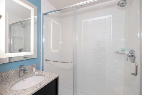 the st clair hotel magnificent mile badkamer.jpg