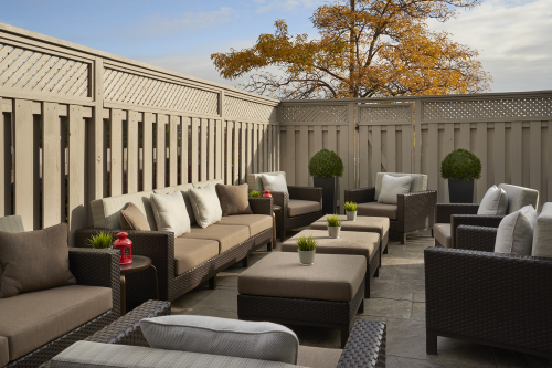 courtyard by marriott toronto airport patio buiten.png