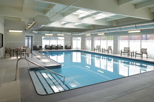 courtyard by marriott toronto zwembad.png