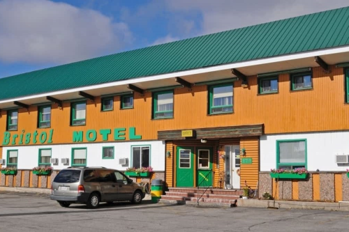 bristol motel voorkant.png