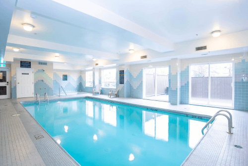 sandman hotel suites vancouver airport zwembad.png