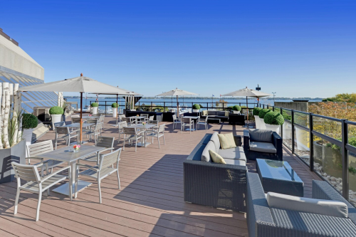 westin harbour castle hotel buitenterras.png