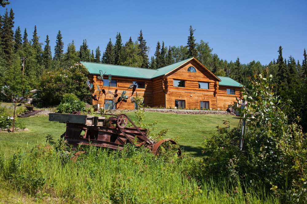 a taste of alaska lodge buitenkant.jpg
