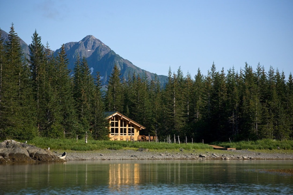 kenai fjords glacier lodge vanaf water.jpg