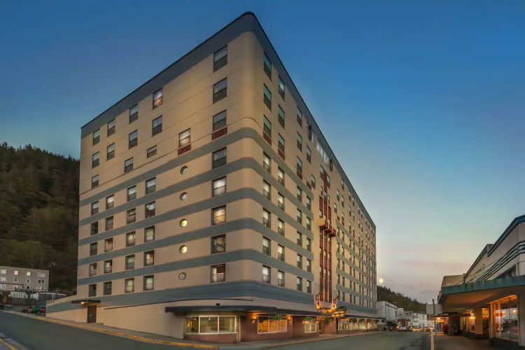 best western baranof hotel buitenkant.jpg