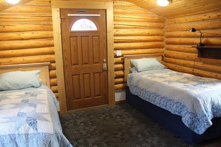 discovery yukon lodging cabin binnen bedden.jpg