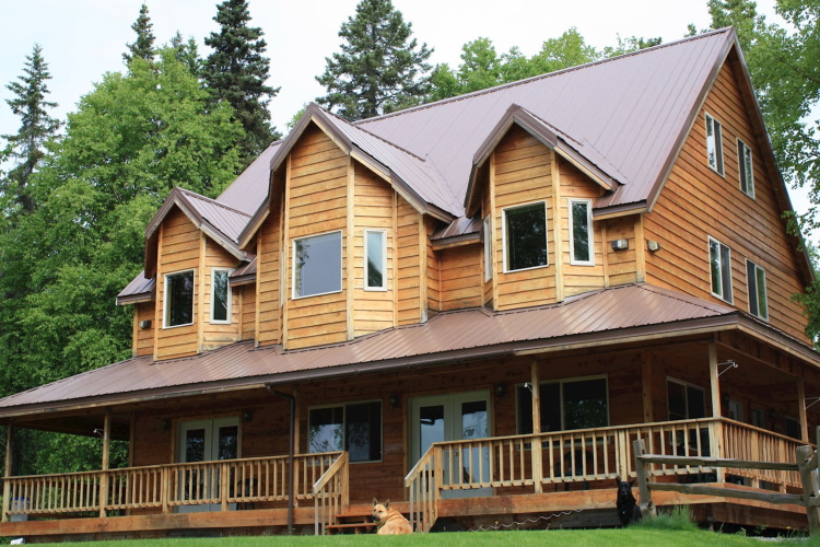 susitna river lodge voorkant gebrouw.jpg
