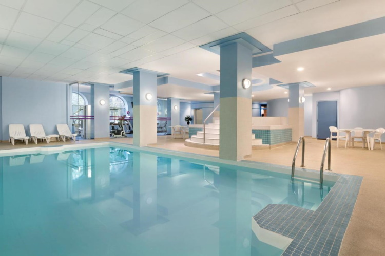 coast edmonton plaza hotel binnenzwembad.jpg