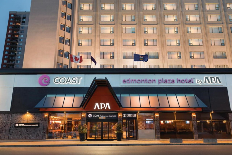 coast edmonton plaza hotel buitenkant.jpg