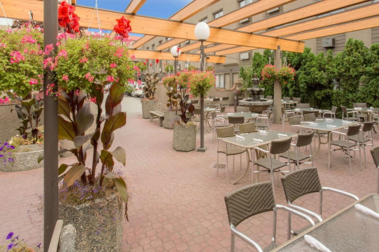 ramada by wyndham kelowna hotel buitenterras.jpg