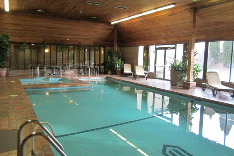 ramada by wyndham kelowna hotel zwembad.jpg