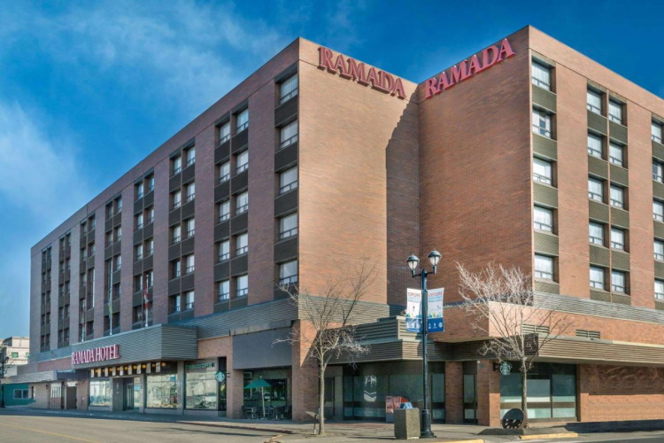 ramada plaza prince george voorkant.jpg