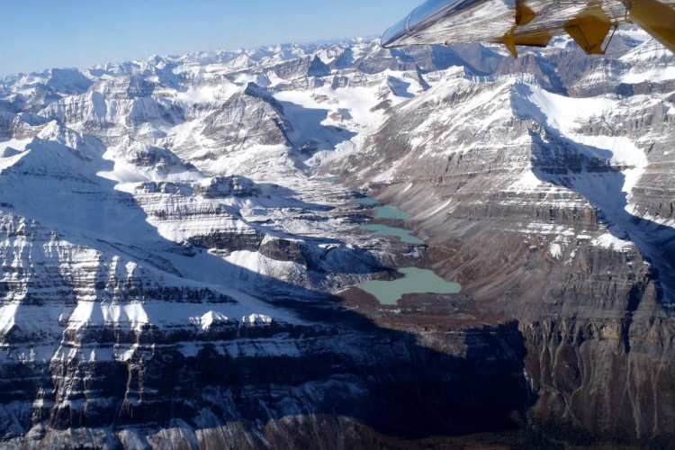 northern rockies lodge omgeving van de lucht.jpg