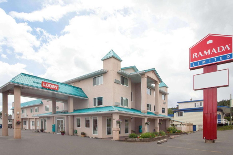 ramada limited 100 mile house voorkant.jpg