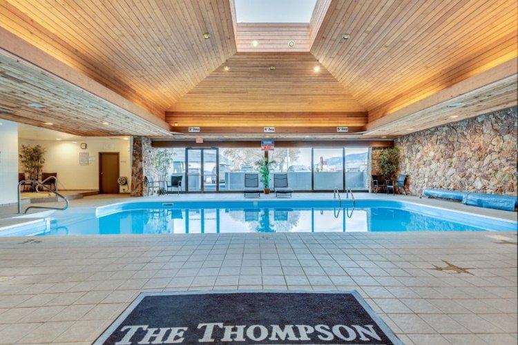 thompson hotel conference centre kamloops zwembad binnen.jpg