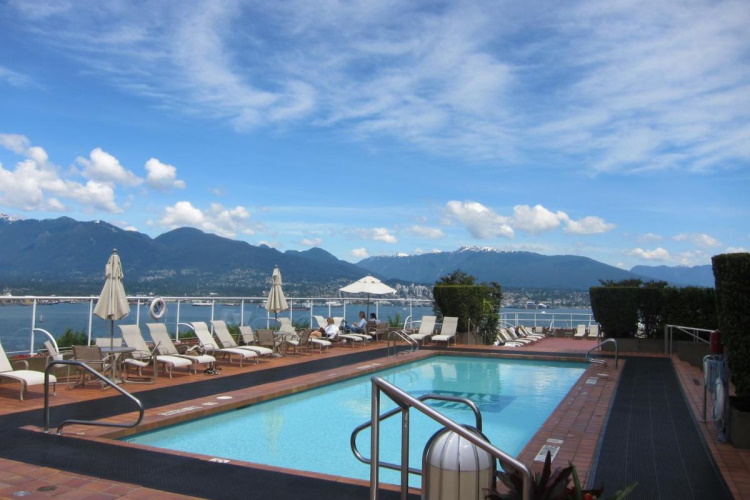 pan pacific hotel vancouver zwembad.jpg