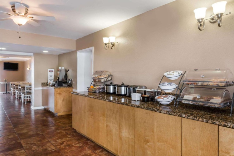baymont inn suites sarasota ontbijt.jpg