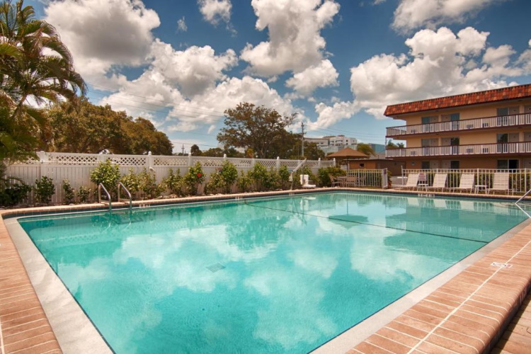 baymont inn suites sarasota zwembad.jpg