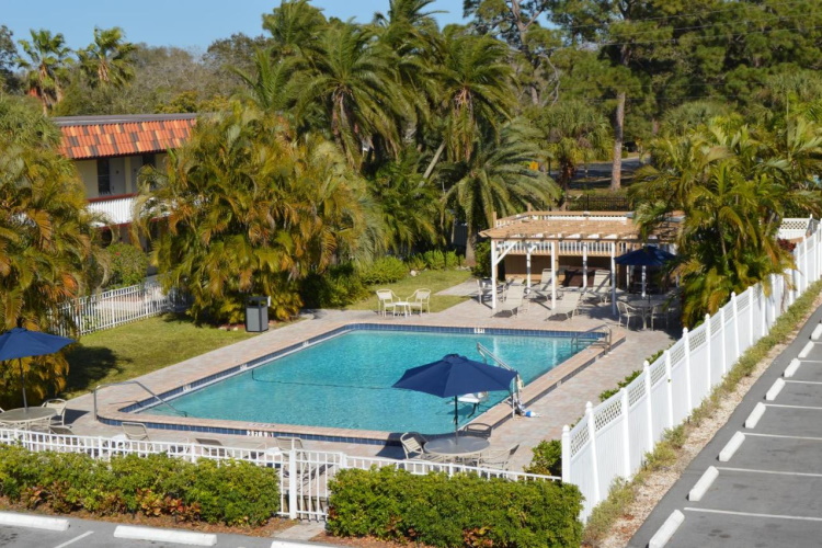 baymont inn suites sarasota zwembad 002.jpg