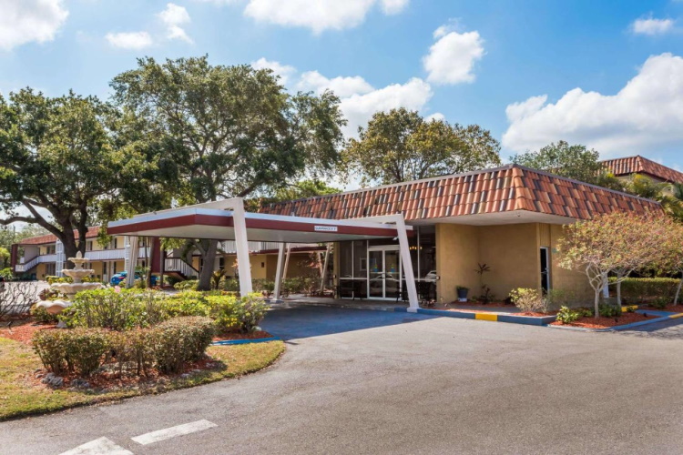 baymont inn suites sarasota entree.jpg