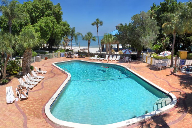 magnuson hotel marina cove zwembad.jpg