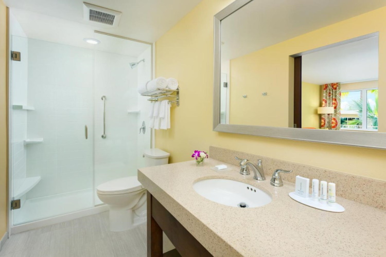 fairfield inn suites by marriott key west at the keys collection badkamer.jpg