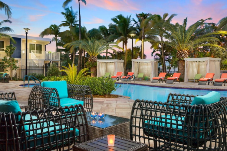 fairfield inn suites by marriott key west at the keys collection zitjes bij zwembad.jpg
