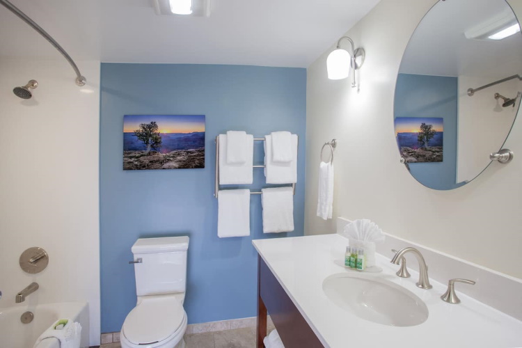red feather lodge badkamer.jpg
