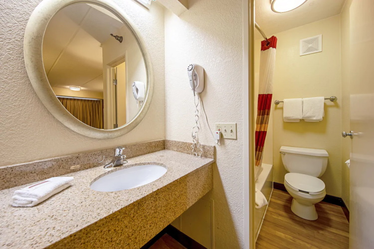 red roof inn asheville west badkamer.jpg