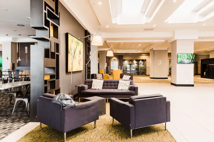 radisson hotel denver - aurora lounge.jpg