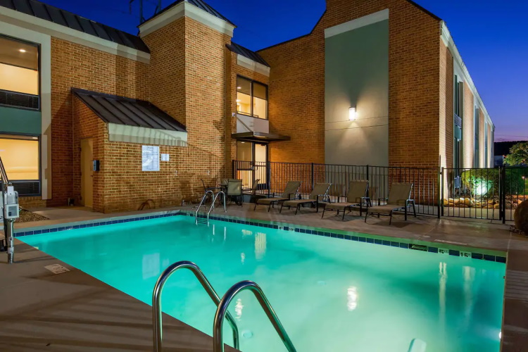 best western north roanoke zwembad.jpg