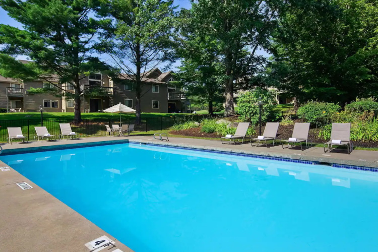 best western inn & suites rutland killington pool.jpg