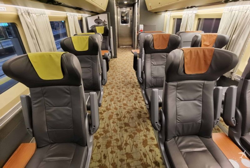 Klik op de afbeelding voor een vergroting via rail corridor business class.jpg