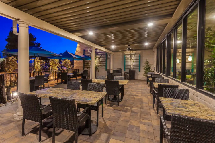 wyndham visalia buitenterras.jpg