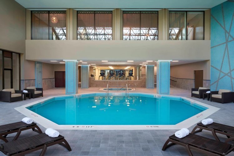 marriott toronto airport hotel zwembad.jpg