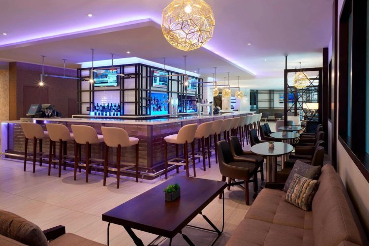 marriott toronto airport hotel bar.jpg