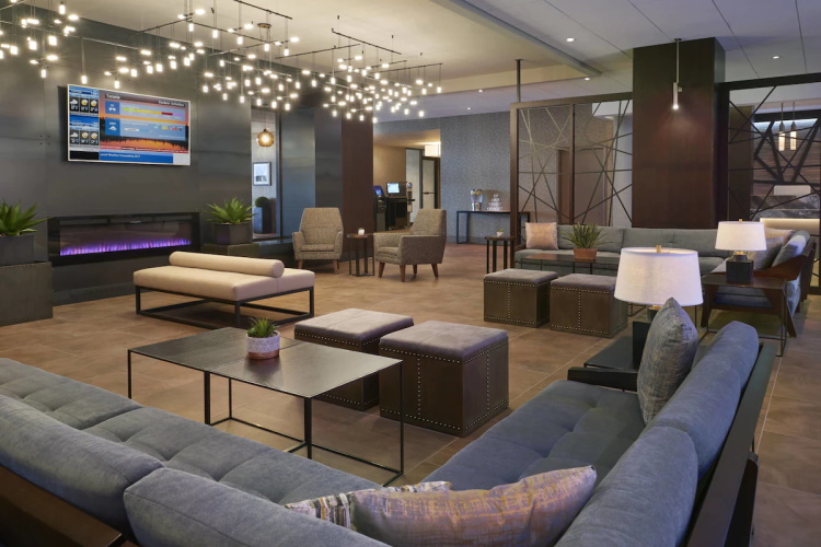 marriott toronto airport hotel lounge.jpg