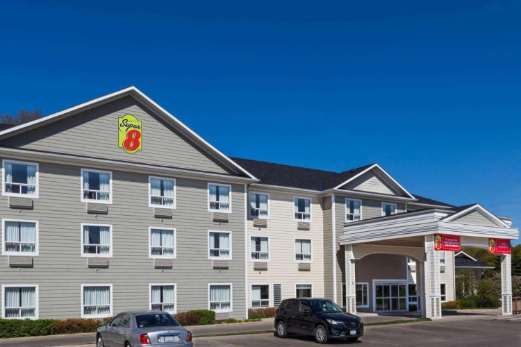 super 8 midland buitenkant.jpg