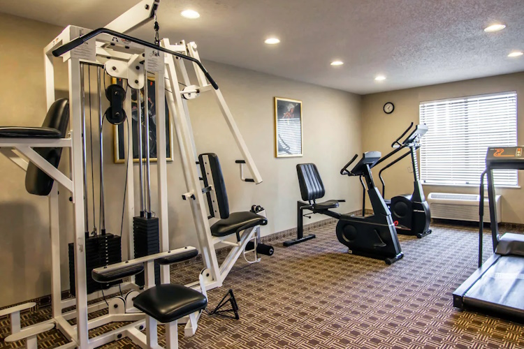 comfort inn suites love field gym.jpg