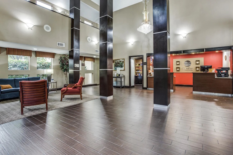 comfort inn suites love field receptie.jpg