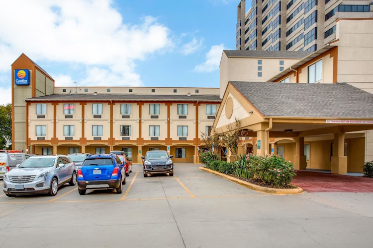 comfort inn suites love field buitenkant.jpg