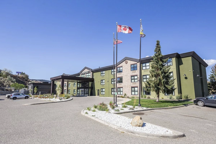 prestige kamloops hotel buitenkant.webp