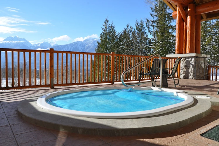 coast hillcrest resort jacuzzi.webp