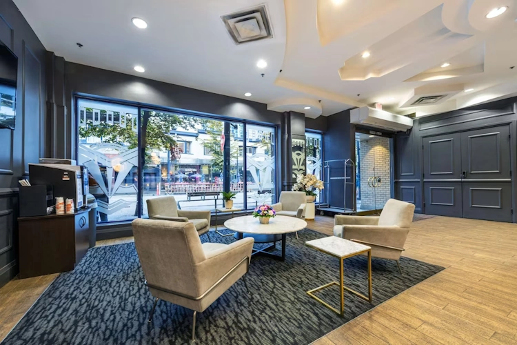 quality inn suites downtown vancouver lobby.webp