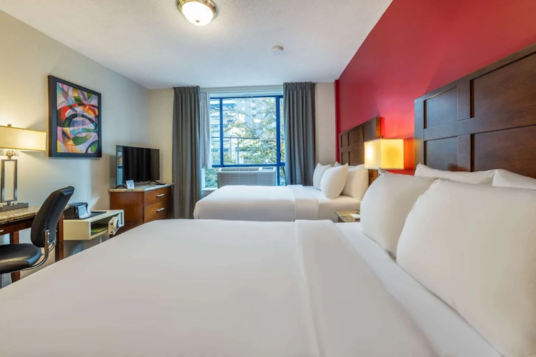 quality inn suites downtown vancouver kamer.webp
