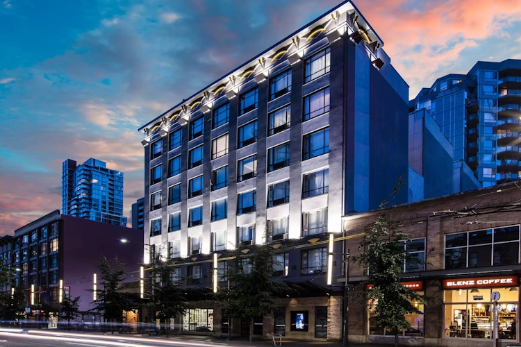 quality inn suites downtown vancouver voorkant.webp